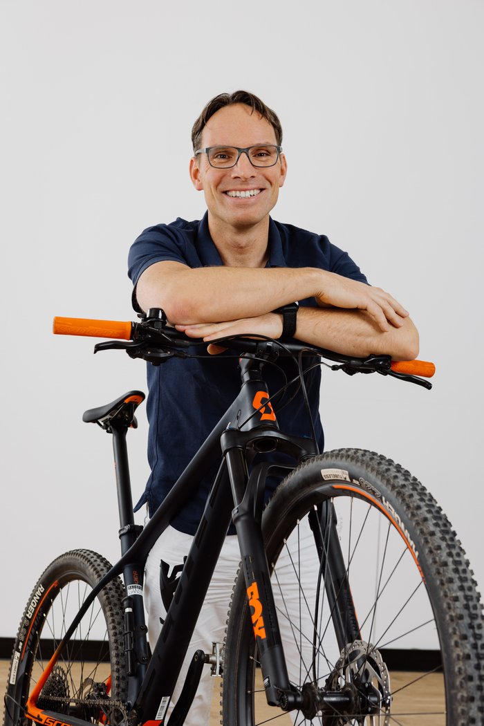 Dr. Sebastian Fritz mit Fahrrad